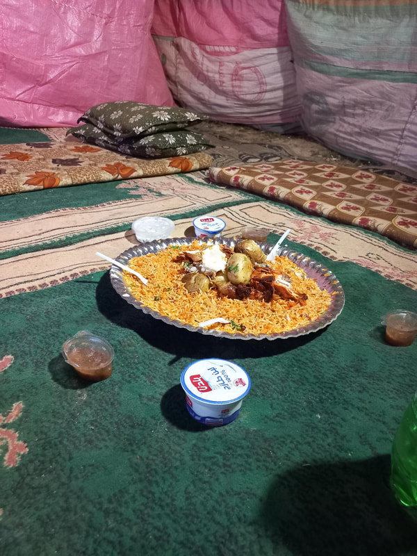 Kip met rijst eten bij de nomaden